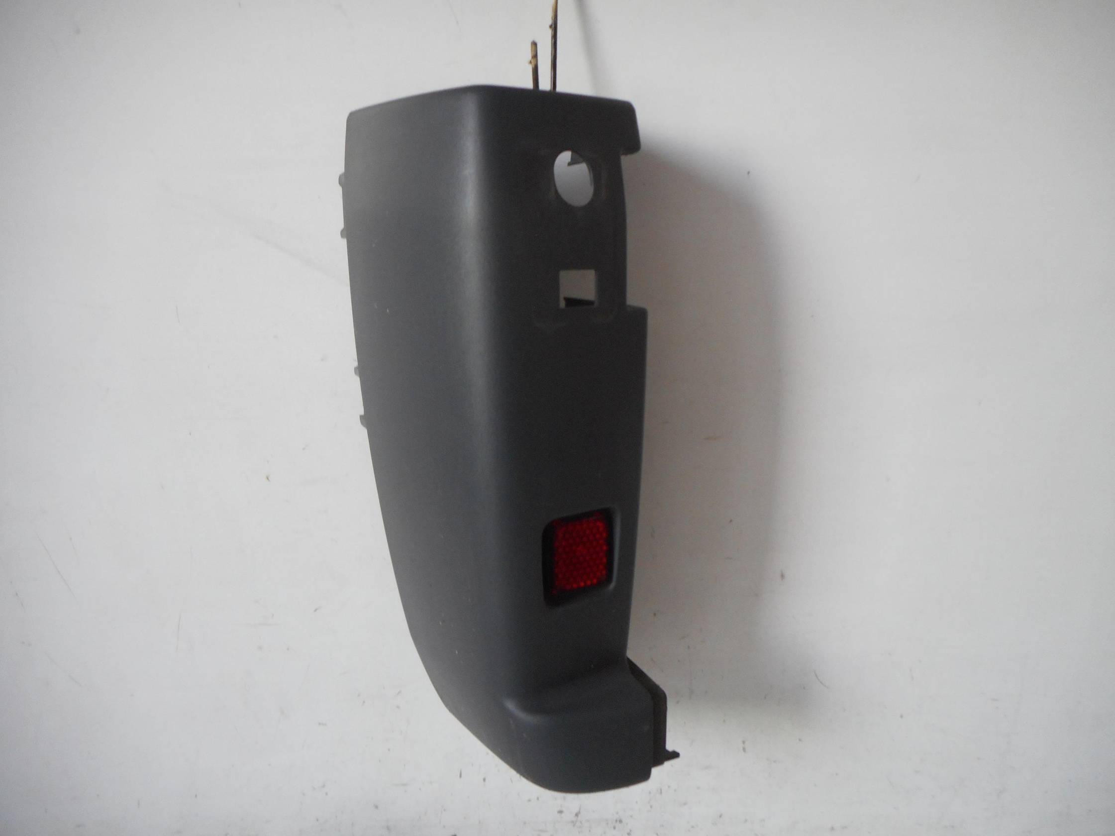 Paraurti post. lat. sx.